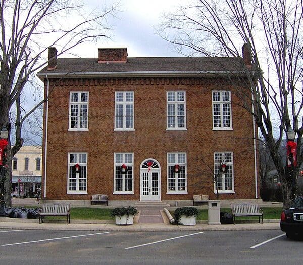 Overton-county-courthouse-livingston-tn